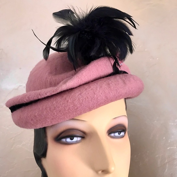 DASHING 1940s PINK \'MOHAIR\' FELT HAT WITH MATCHING JEWEL AND BLACK FEATHERS main image 4